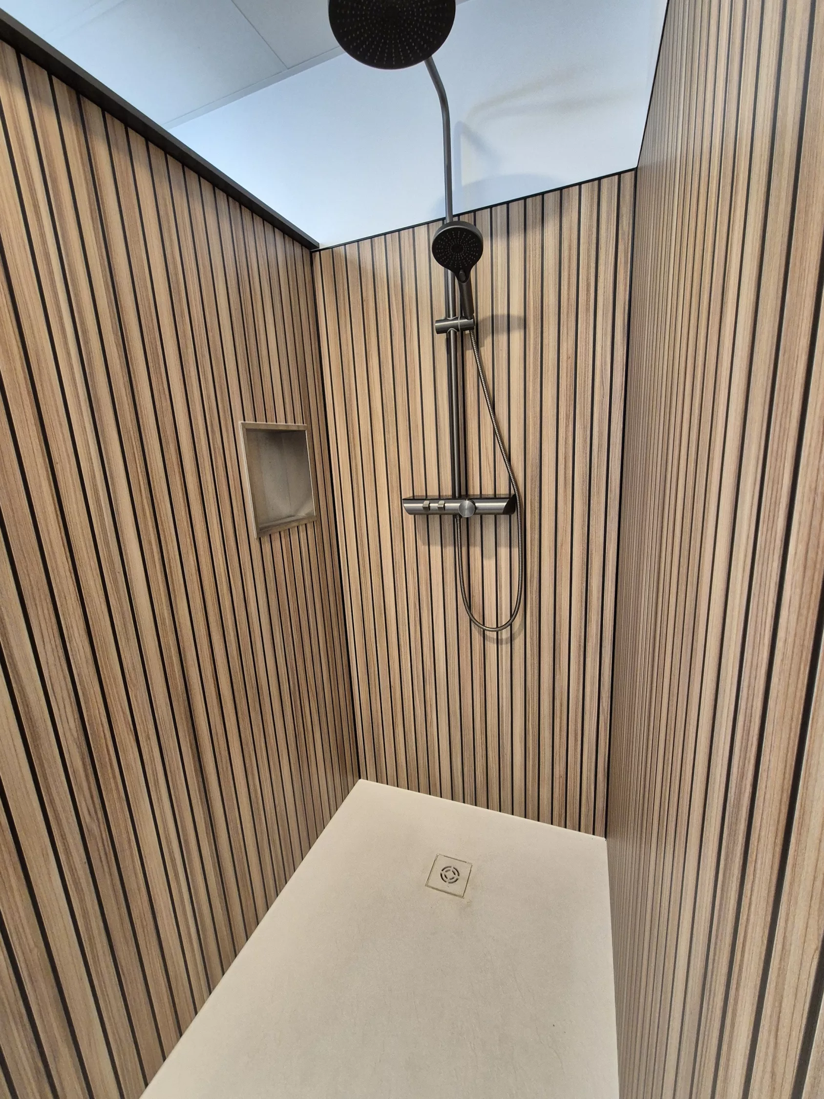 Dusche im Holzdesign